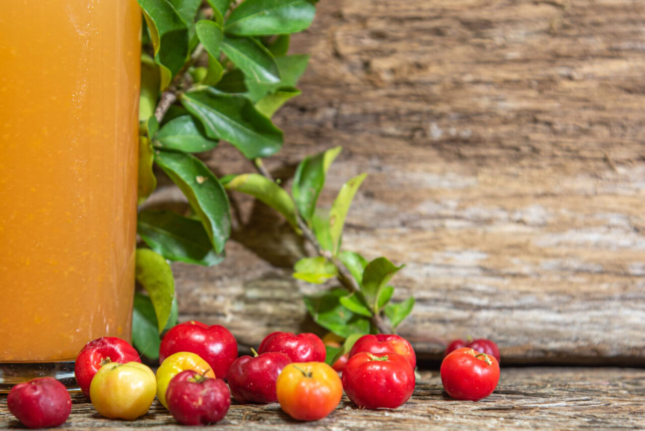 Suco de acerola natural com frescor, vitamina C e aquele sabor azedinho que lembra infância