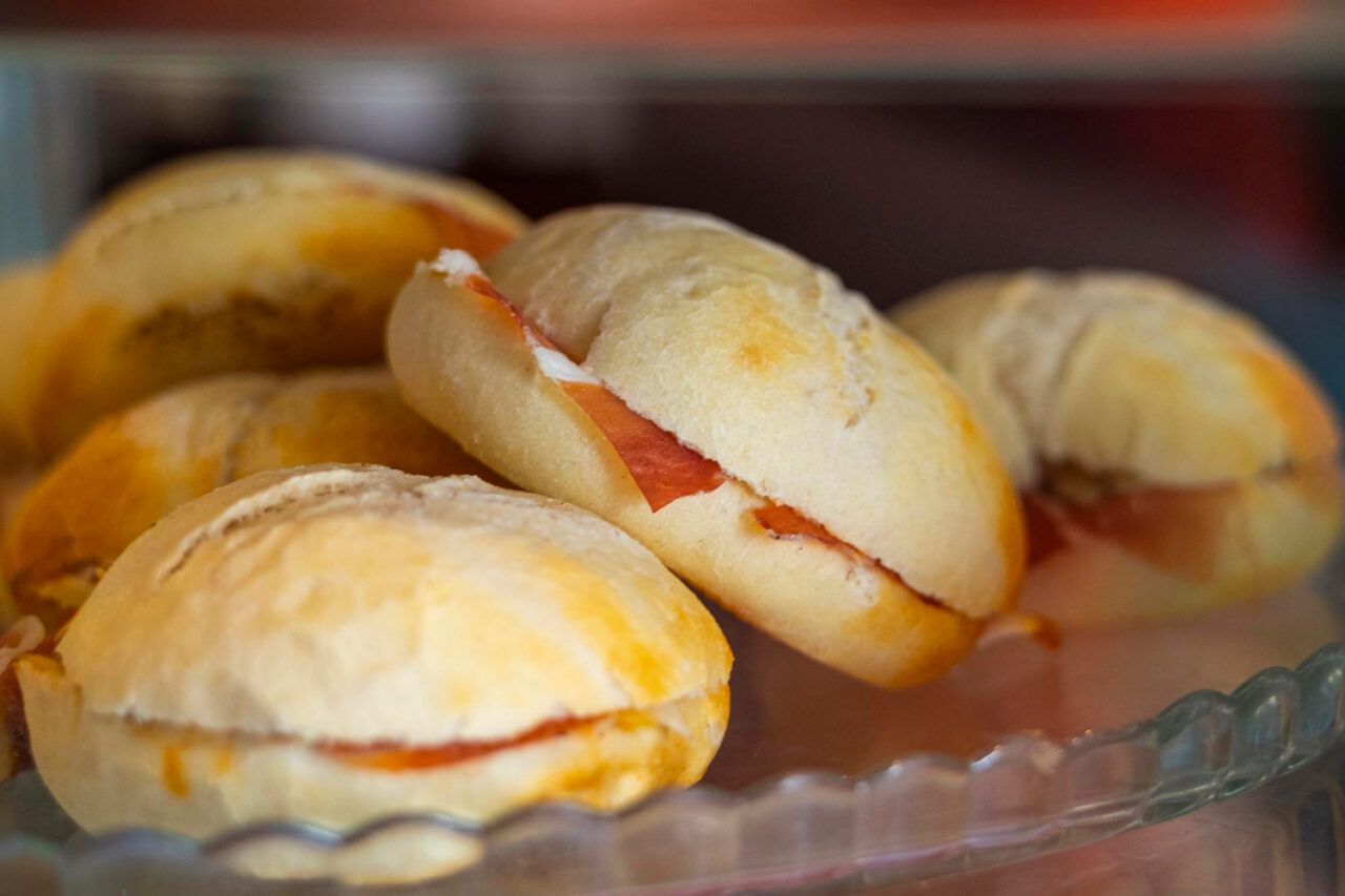 Bisnaguinhas recheadas que lembram lanche da infância e são perfeitas para qualquer hora