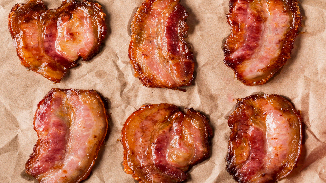 Bacon assado crocante e sequinho com sabor irresistível de lanche de infância
