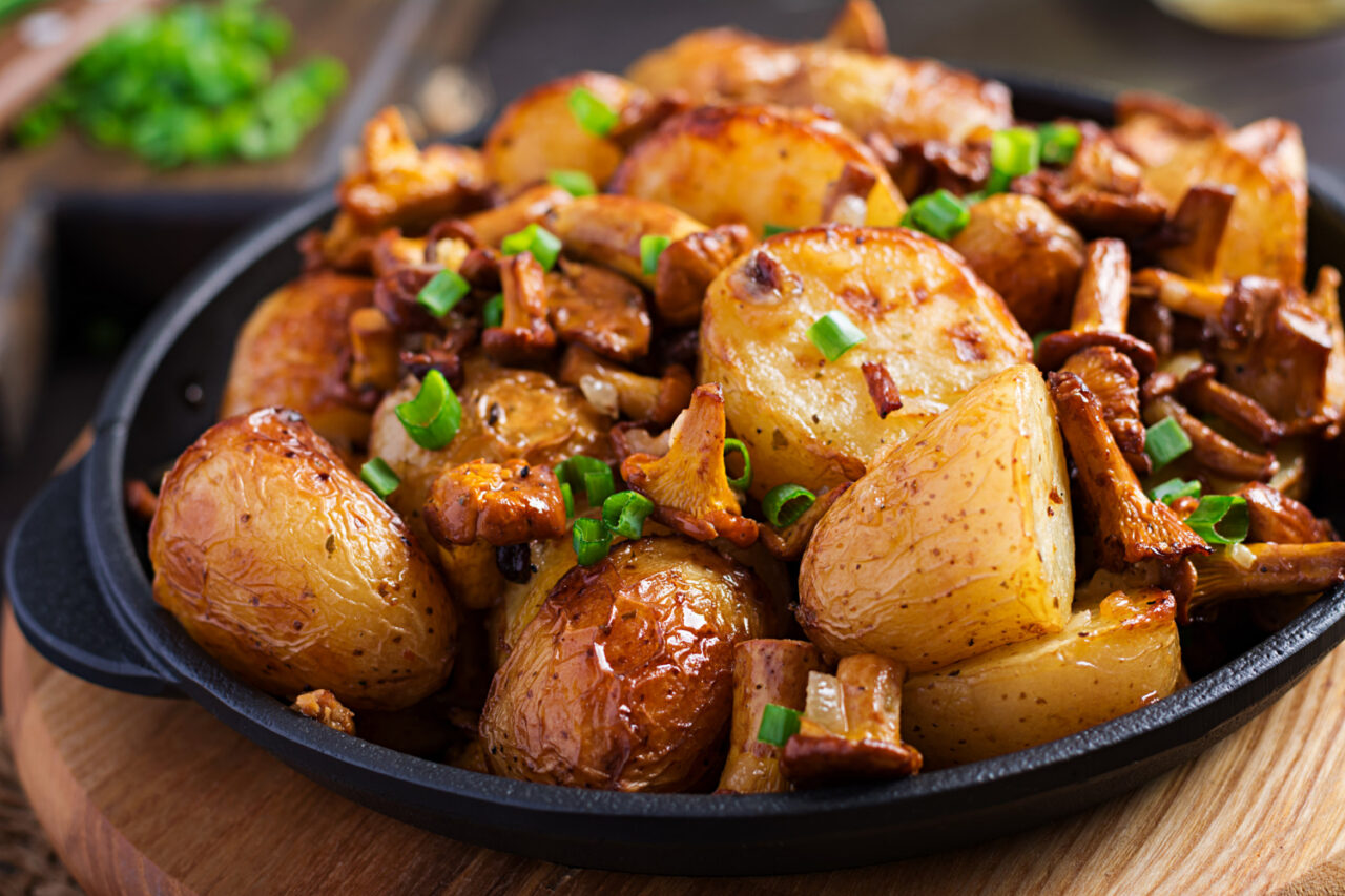 Batata no forno portuguesa com sabor de domingo em família e toque rústico caseiro