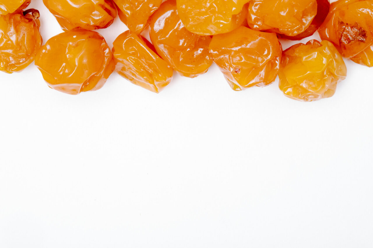 Balas de coco caramelizadas que derretem na boca e lembram doce de vó nas festinhas