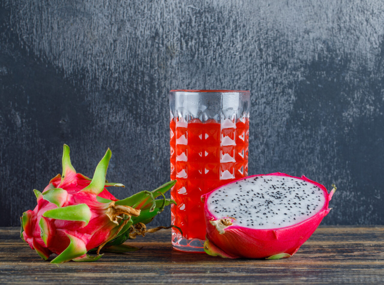 Suco de pitaya refrescante, nutritivo e com cor que encanta