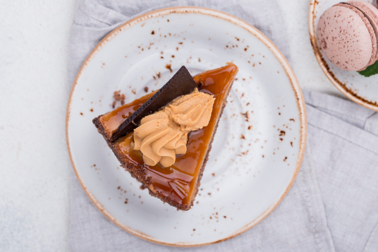 Bolo com pudim de chocolate com duas camadas perfeitas e sabor de sobremesa especial