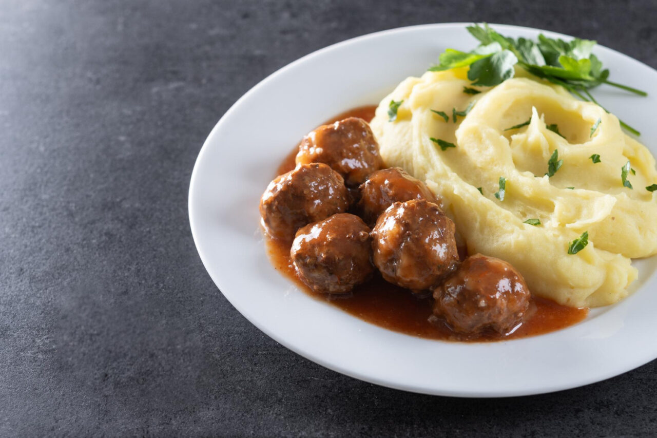 Almôndegas com purê de batata com sabor de casa e conforto em cada garfada