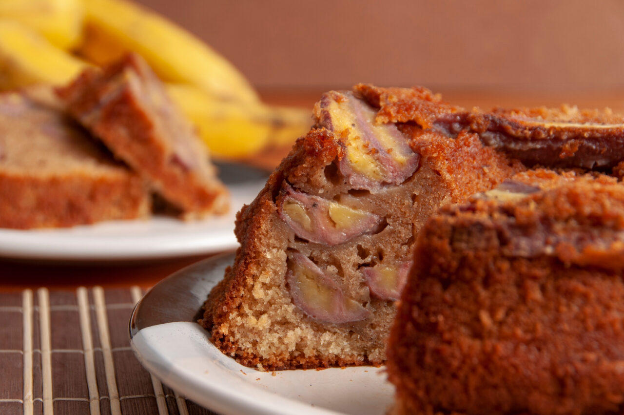 Bolo de banana e ameixa com sabor rústico e afeto em cada fatia