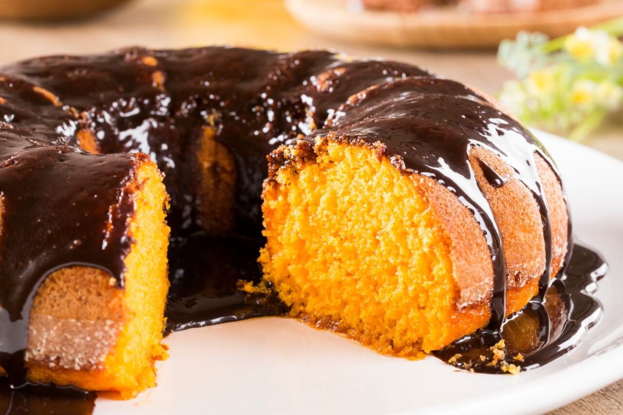 Bolo de cenoura pudim de chocolate com camadas mágicas e sabor surpreendente