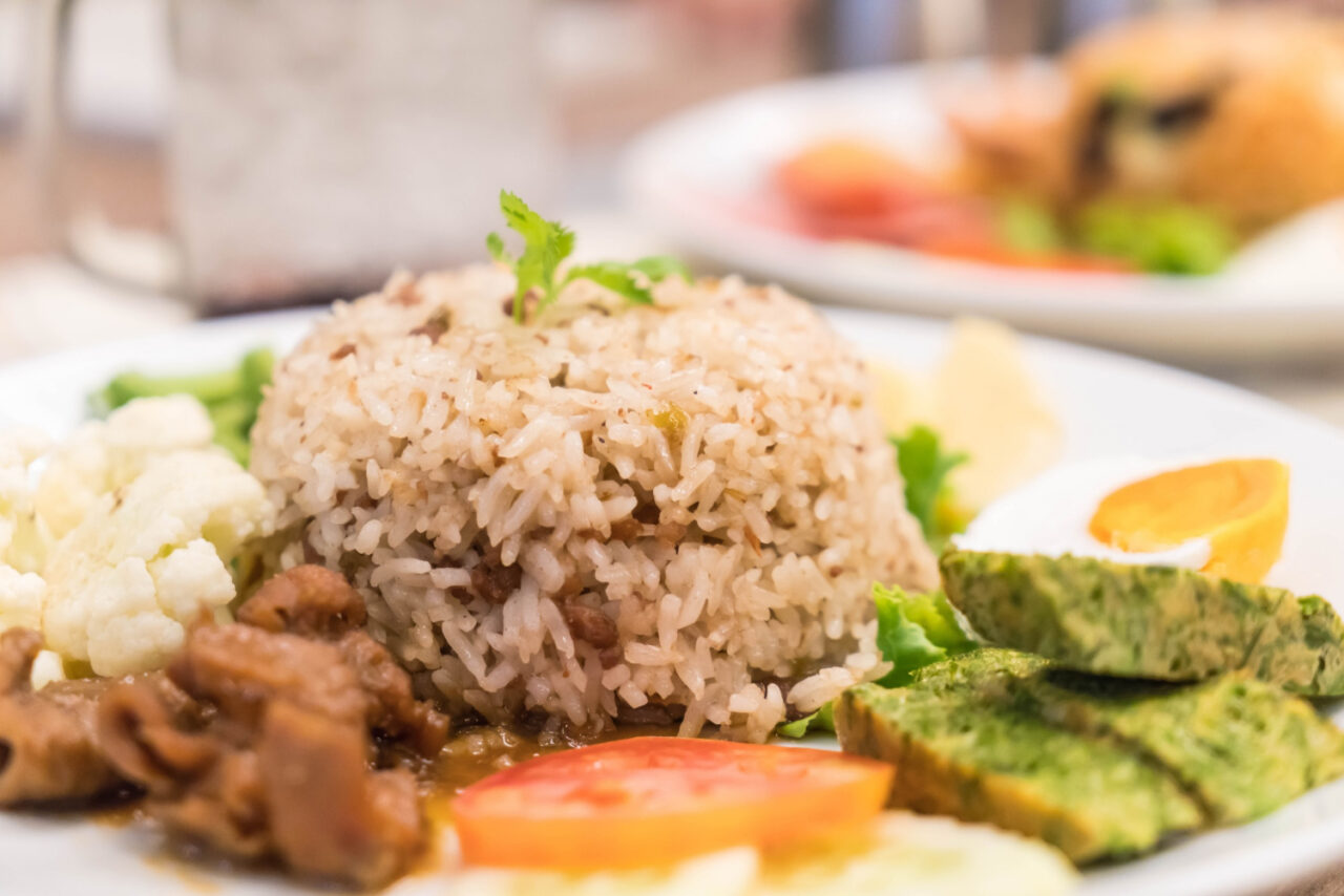 Arroz com suã com sabor caipira, carne macia e aquele gostinho de comida feita no fogão à lenha