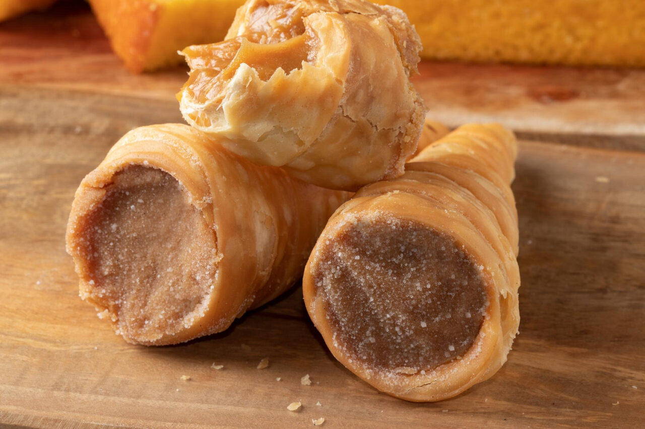 Canudinho de doce de leite crocante por fora e cremoso por dentro