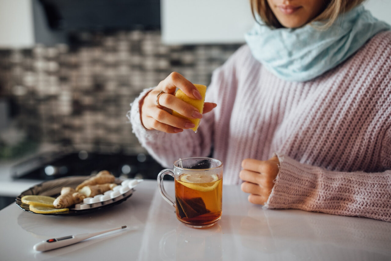 Chá para tosse seca calmante, natural e com ingredientes acessíveis