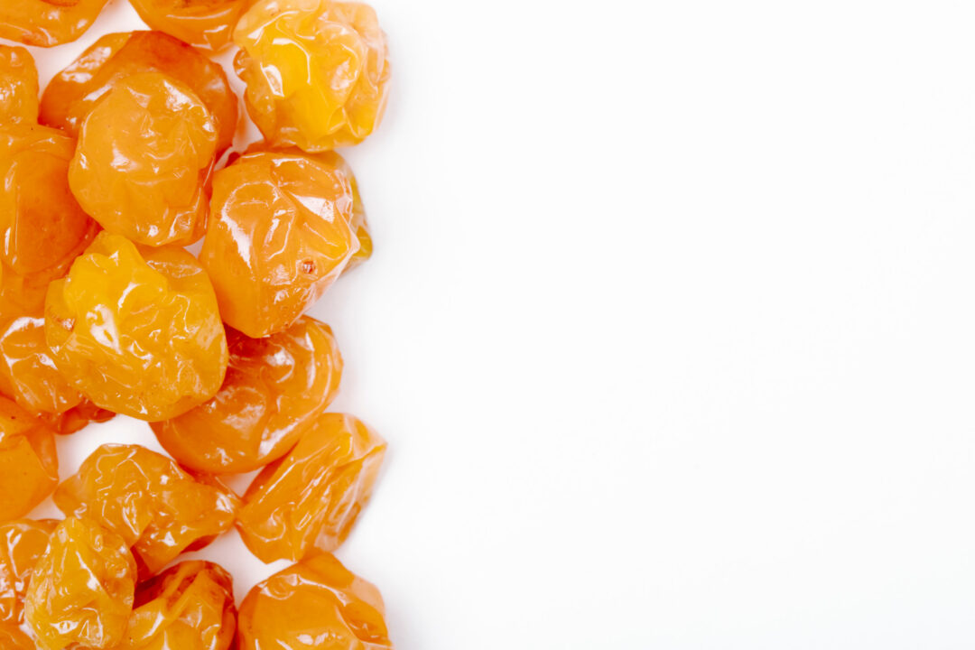 Balas de coco caramelizadas que derretem na boca e lembram doce de vó nas festinhas