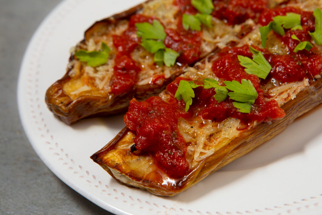 Berinjela ao forno com tomate com sabor mediterrâneo e memória afetiva