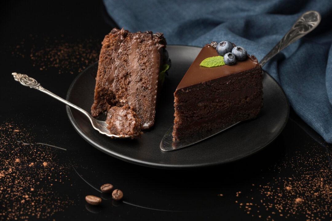 Bolo Gelado de Chocolate cremoso fácil e perfeito para servir gelado