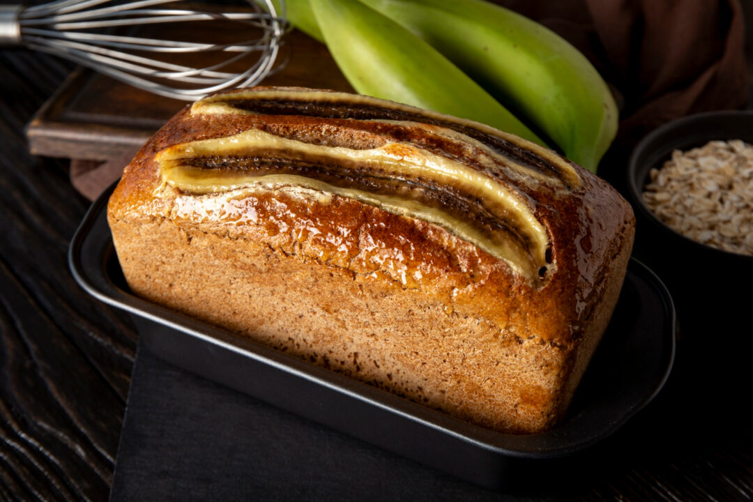 Bolo de banana com aveia 3 ingredientes que lembra lanche de tarde na casa da vó