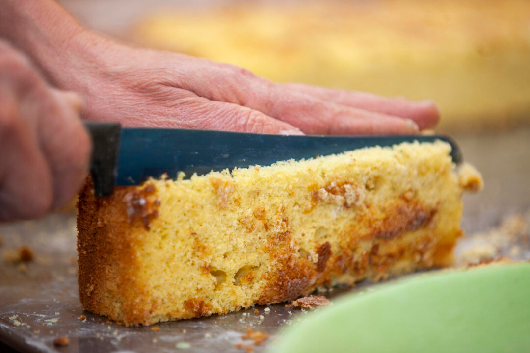 Bolo de fubá com 3 ingredientes simples e sabor de casa de vó