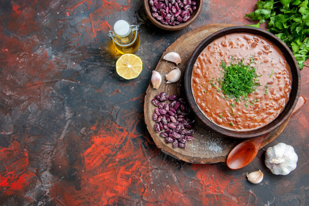Caldo de feijão batido no liquidificador com sabor caseiro e conforto em cada colherada