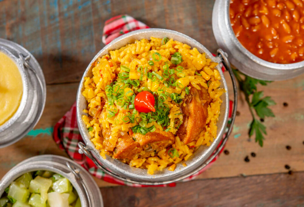 Canja de galinha com arroz caseira, reconfortante e perfeita para cuidar de quem você ama