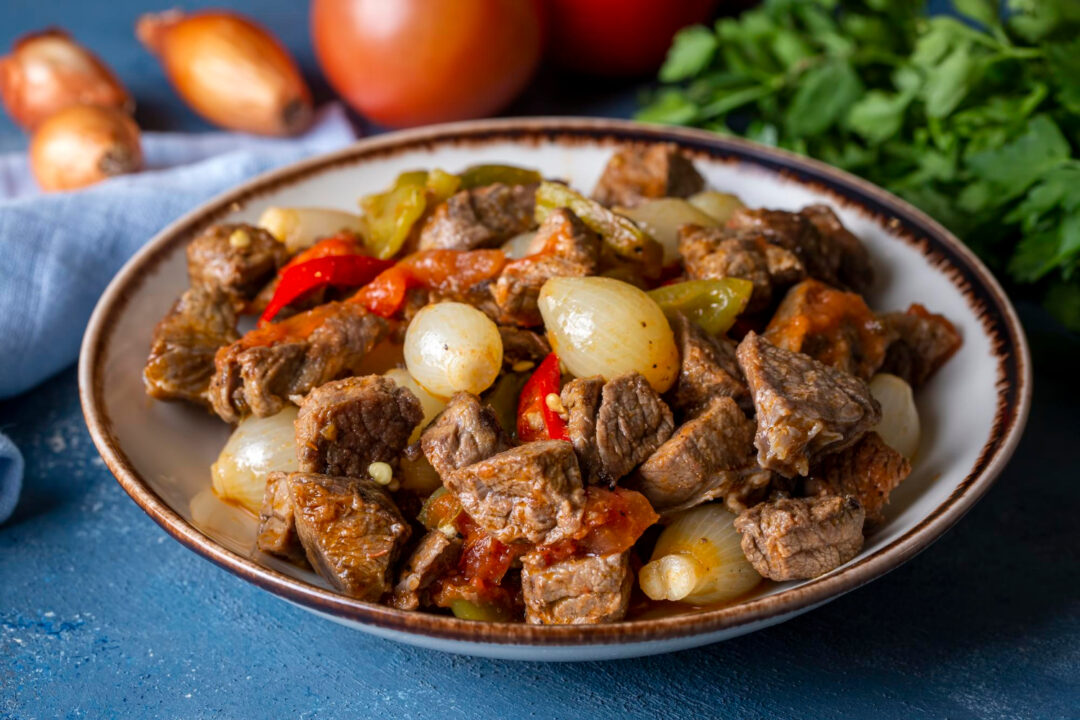 Carne de panela com pimentão com sabor caseiro e perfume de comida da infância
