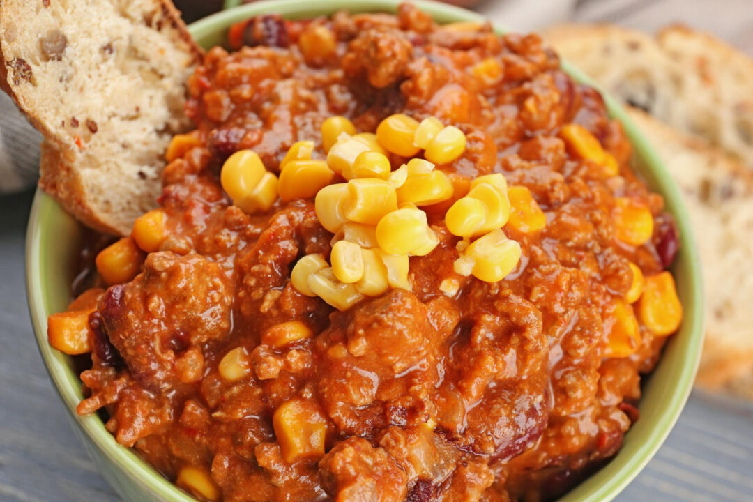 Carne moída com milho com sabor de almoço rápido e caseiro da vovó
