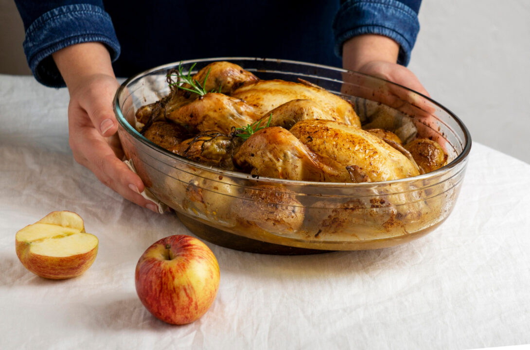 Frango assado suculento que lembra o almoço de domingo em família