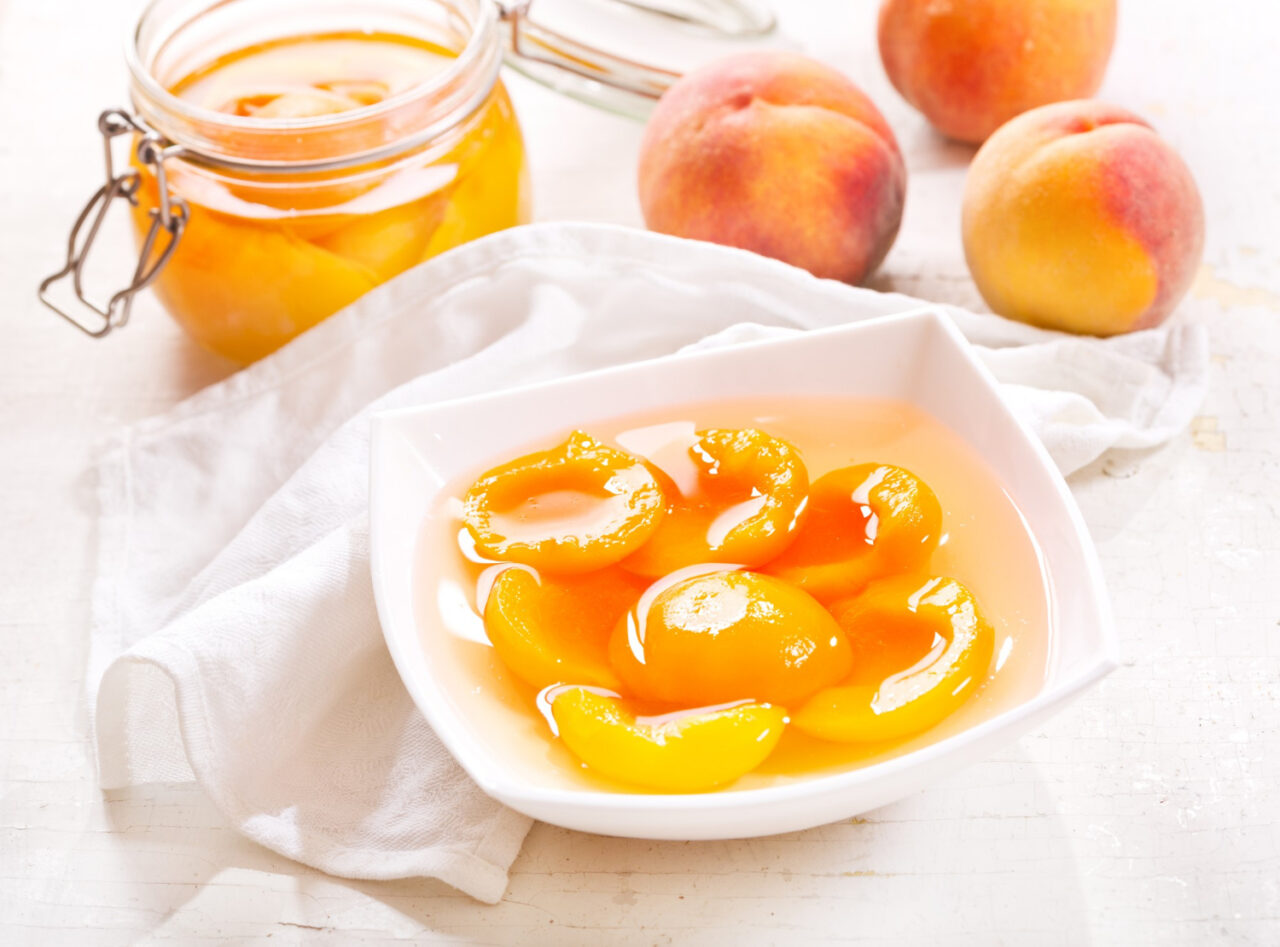 Pêssego em calda com sabor de sobremesa de domingo e carinho da vovó