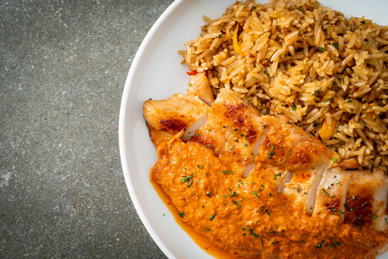 Arroz de forno com frango com sabor de domingo em família e carinho de mãe