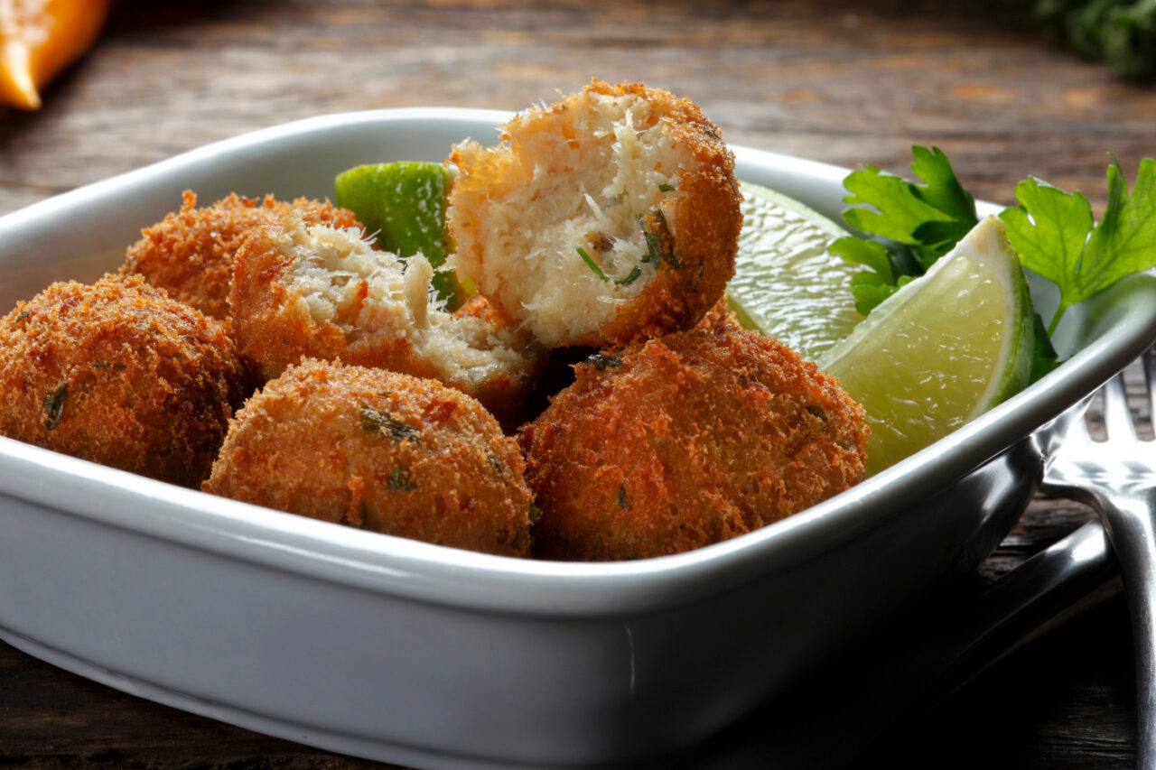 Bolinho de peixe crocante por fora e macio por dentro, com sabor de litoral e reunião em família