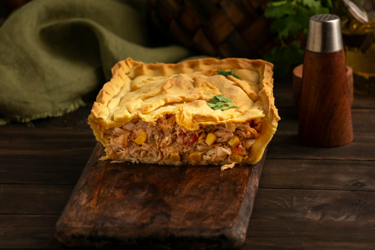 Bolo de liquidificador salgado fofinho que lembra lanche da tarde em família