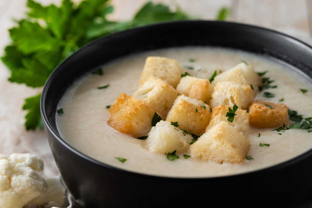 Caldinho de batata cremoso com sabor de aconchego e carinho em forma de colher