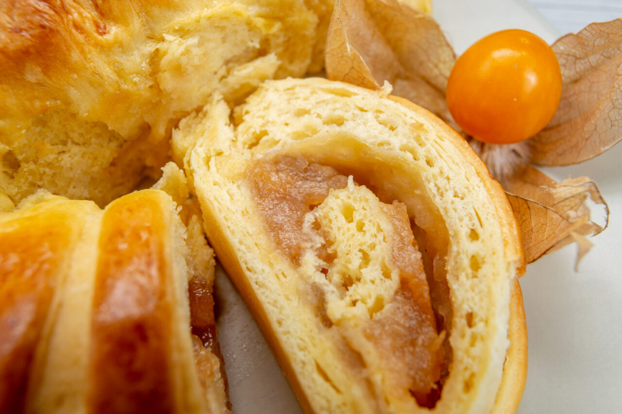 Rocambole de doce de leite fofinho, enrolado com carinho e sabor de infância