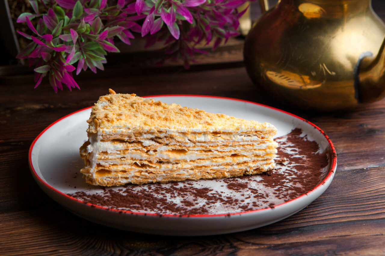 Torta de bolacha com camadas cremosas e sabor de sobremesa da infância