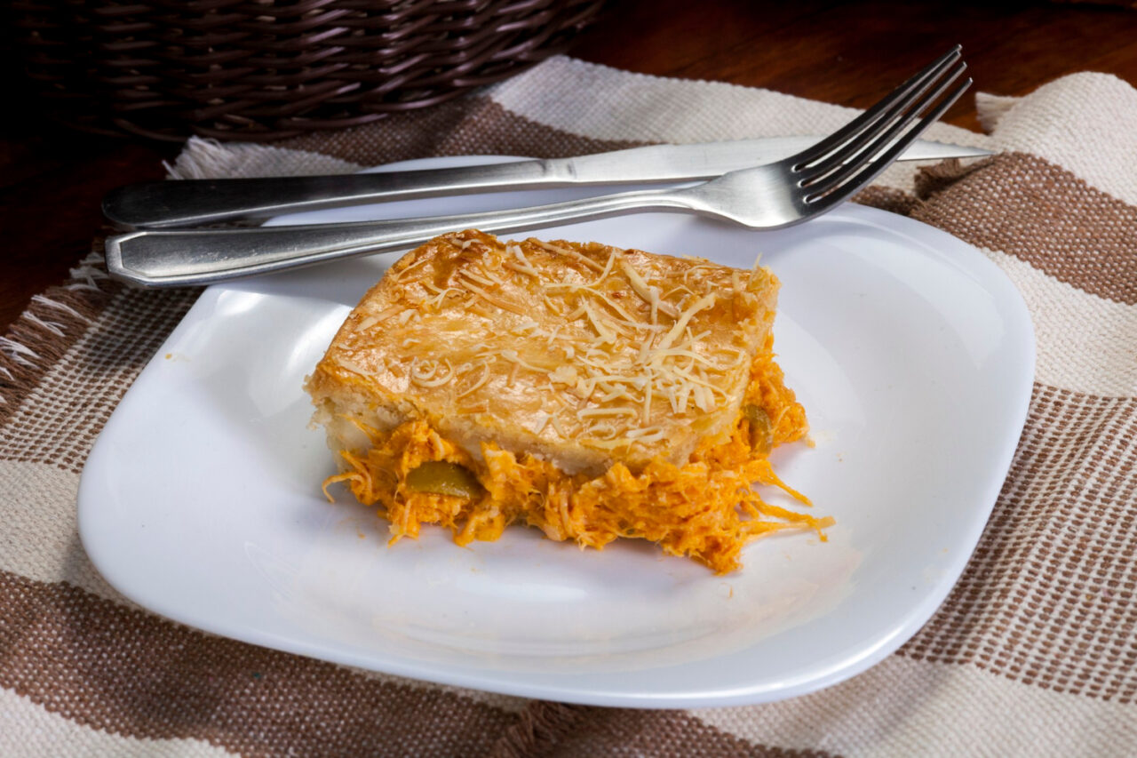 Bolo de liquidificador salgado fofinho que lembra lanche da tarde em família