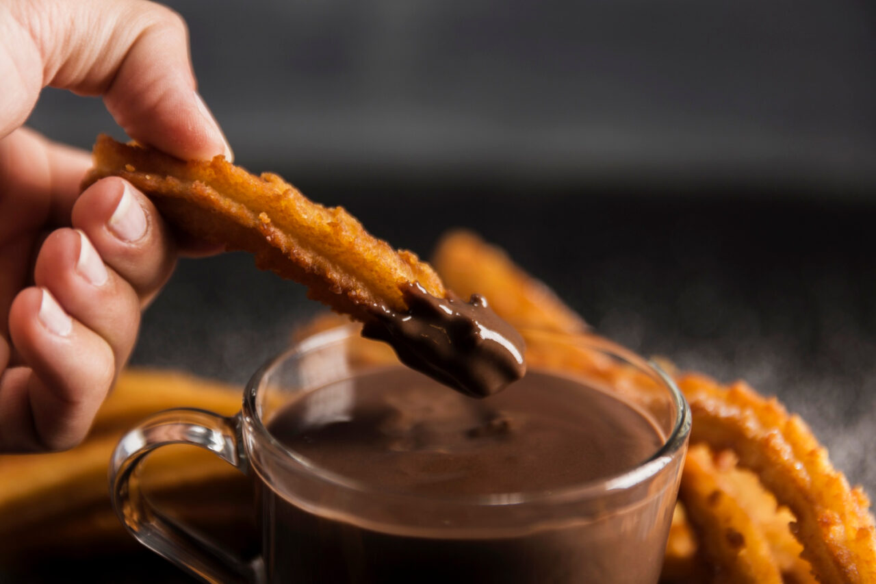 Fondue de chocolate cremoso que aquece o coração e reúne todo mundo à mesa
