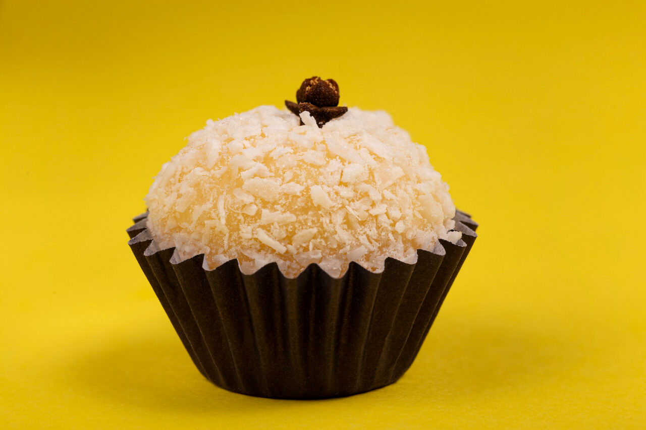 Brigadeiro de maracujá cremoso com sabor tropical que conquista no primeiro doce