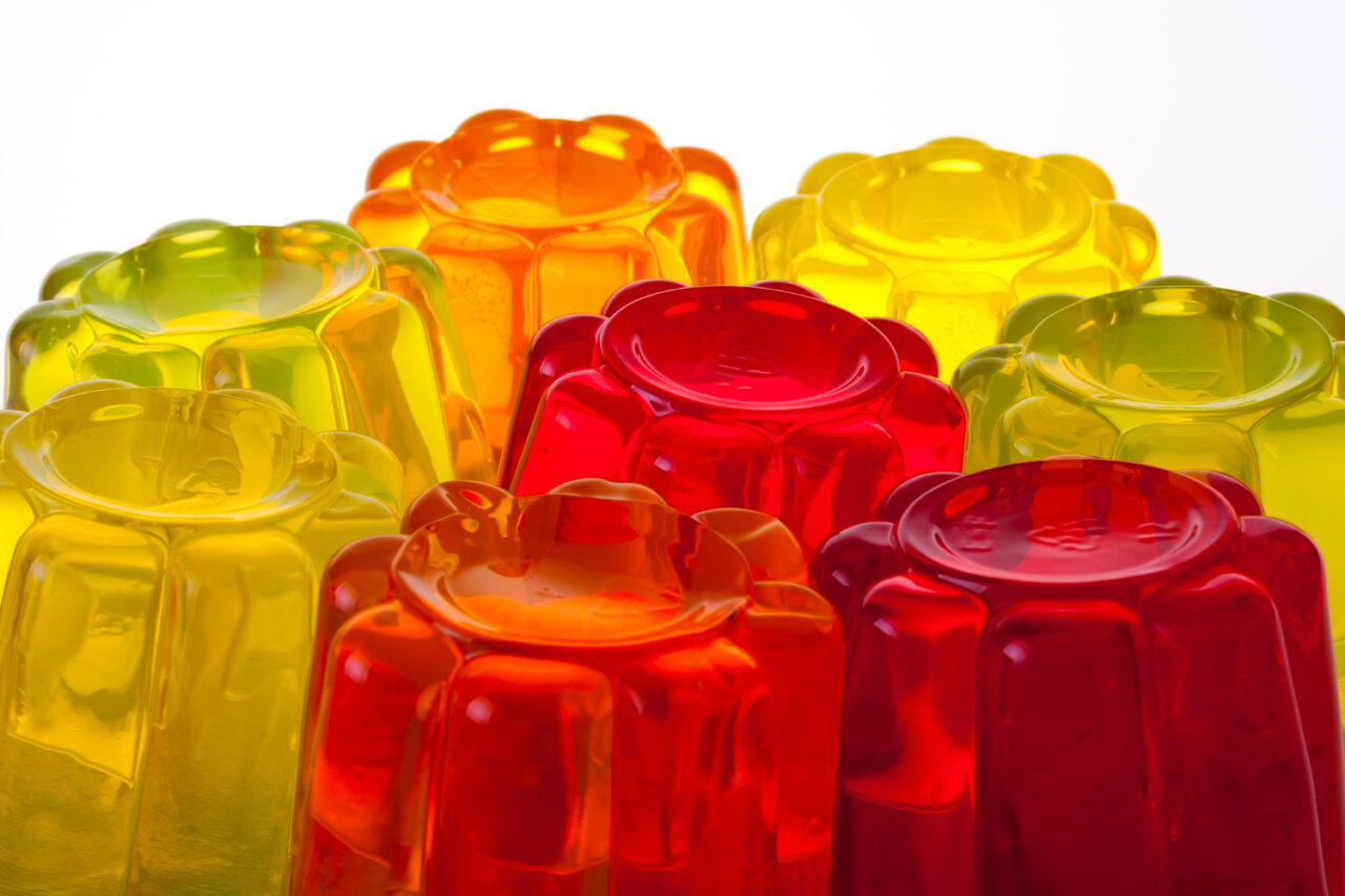 Gelatina de mosaico colorida que encanta os olhos e refresca o paladar
