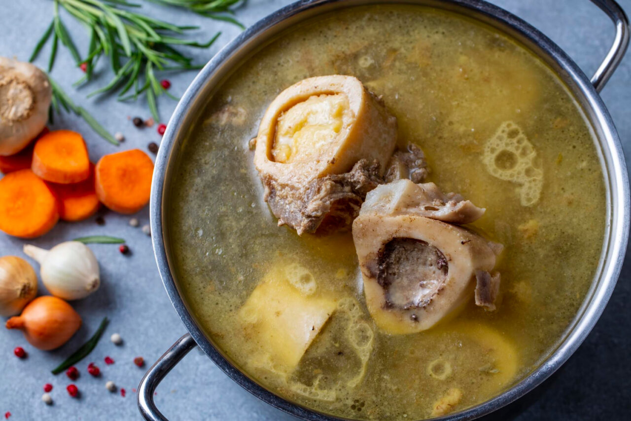 Caldo de ossos caseiro rico em colágeno e cheio de benefícios para o corpo