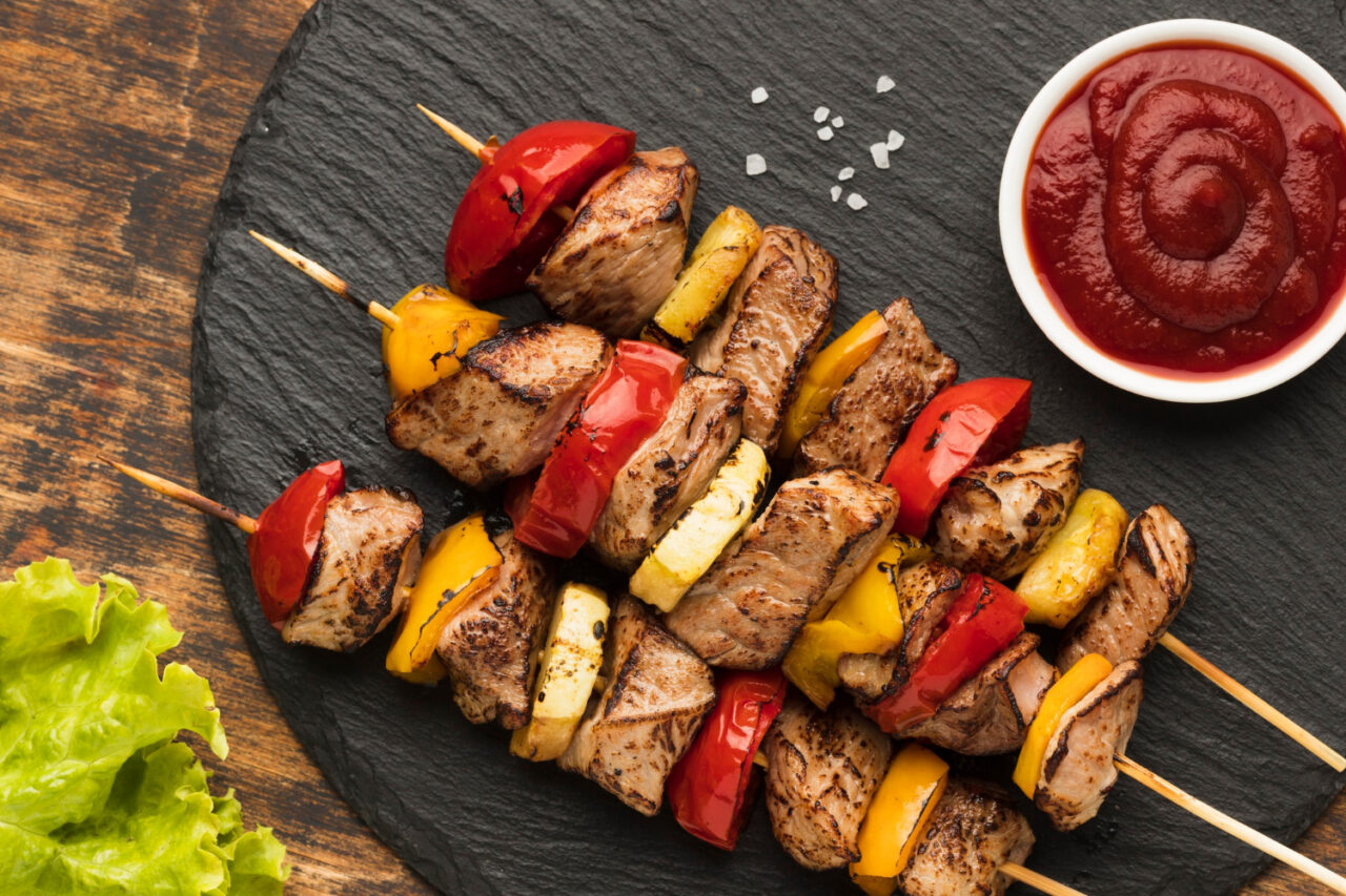 Espetinho de carne suculento com sabor de churrasco e toque caseiro