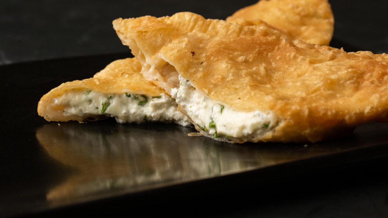 Pastelão de bacalhau com massa crocante e recheio cremoso que lembra festa de família