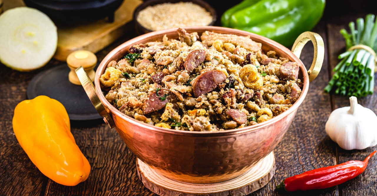 Feijão tropeiro receita tradicional mineira com sabor de roça