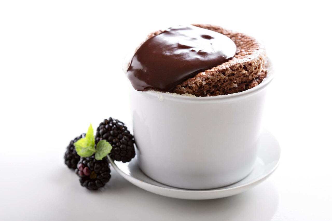 Bolo de caneca de chocolate que lembra a infância e fica pronto em minutos
