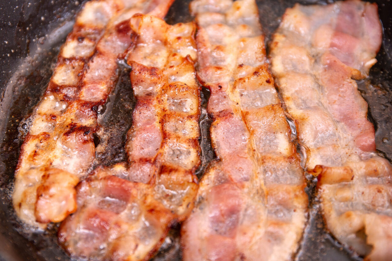Bacon assado crocante e sequinho com gostinho de comida de vó