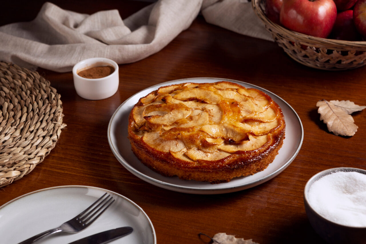 Bolo de maçã com canela e aroma de casa de vó