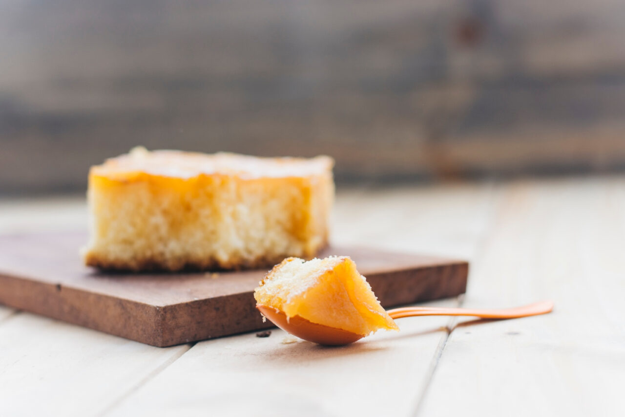 Bolo de mandioca cremoso com gosto de roça e aconchego em cada pedaço