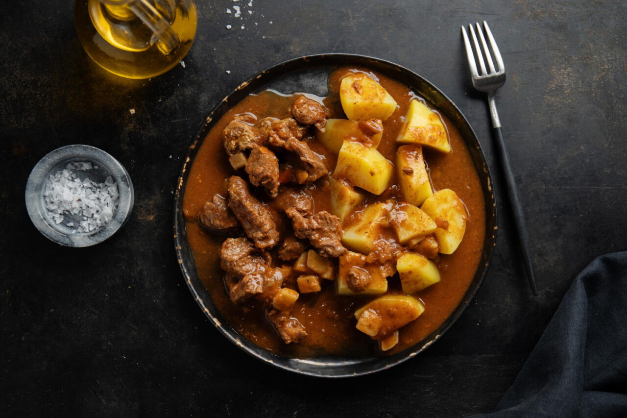 Costela com aipim na panela de pressão com sabor de comida de roça