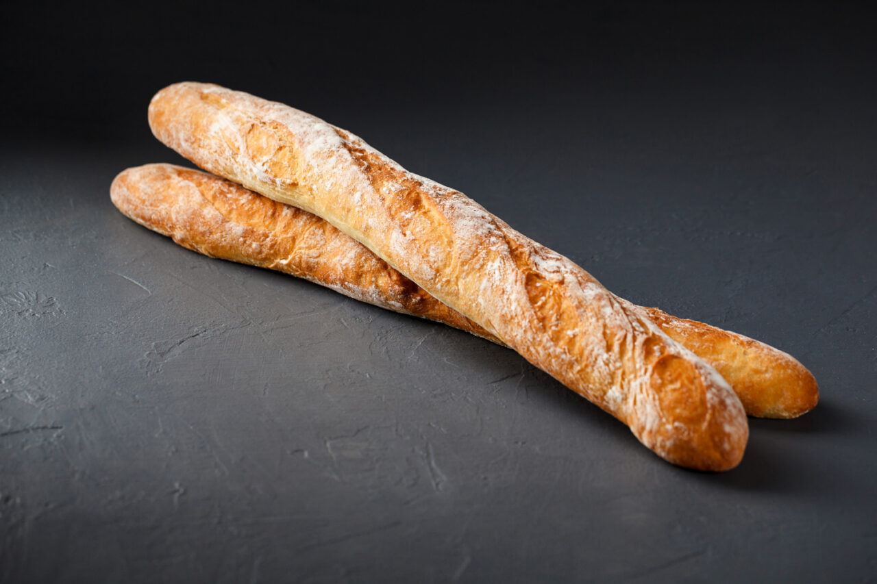 Baguete caseira crocante por fora e macia por dentro, com gosto de padaria francesa