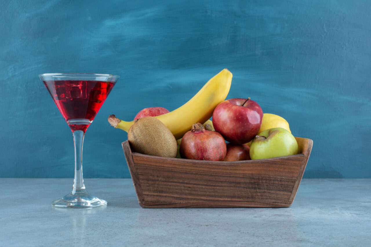 Bebida com vinho e frutas refrescante, doce na medida e perfeita para compartilhar