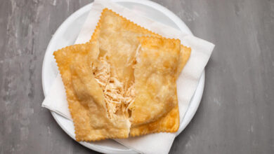 Pastelão de frango suculento com massa crocante e recheio bem temperado para reunir a família