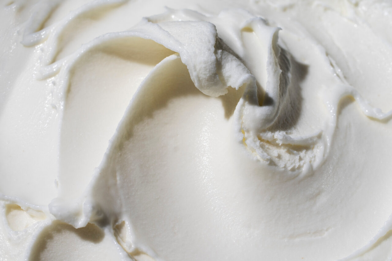Como fazer chantilly com creme de leite para cobrir bolos e encantar no sabor