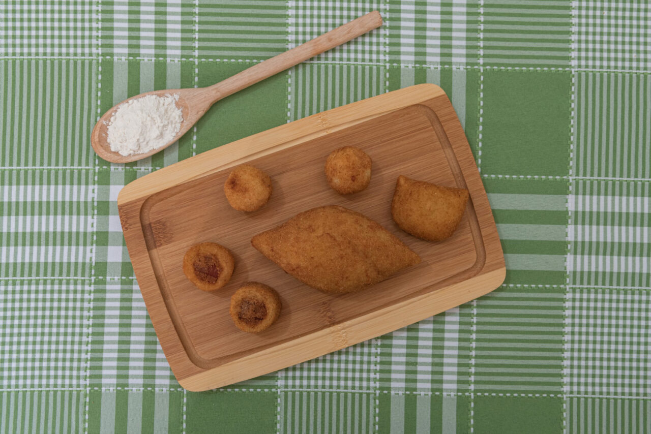 Bolinho de festa junina que lembra os arraiás da infância