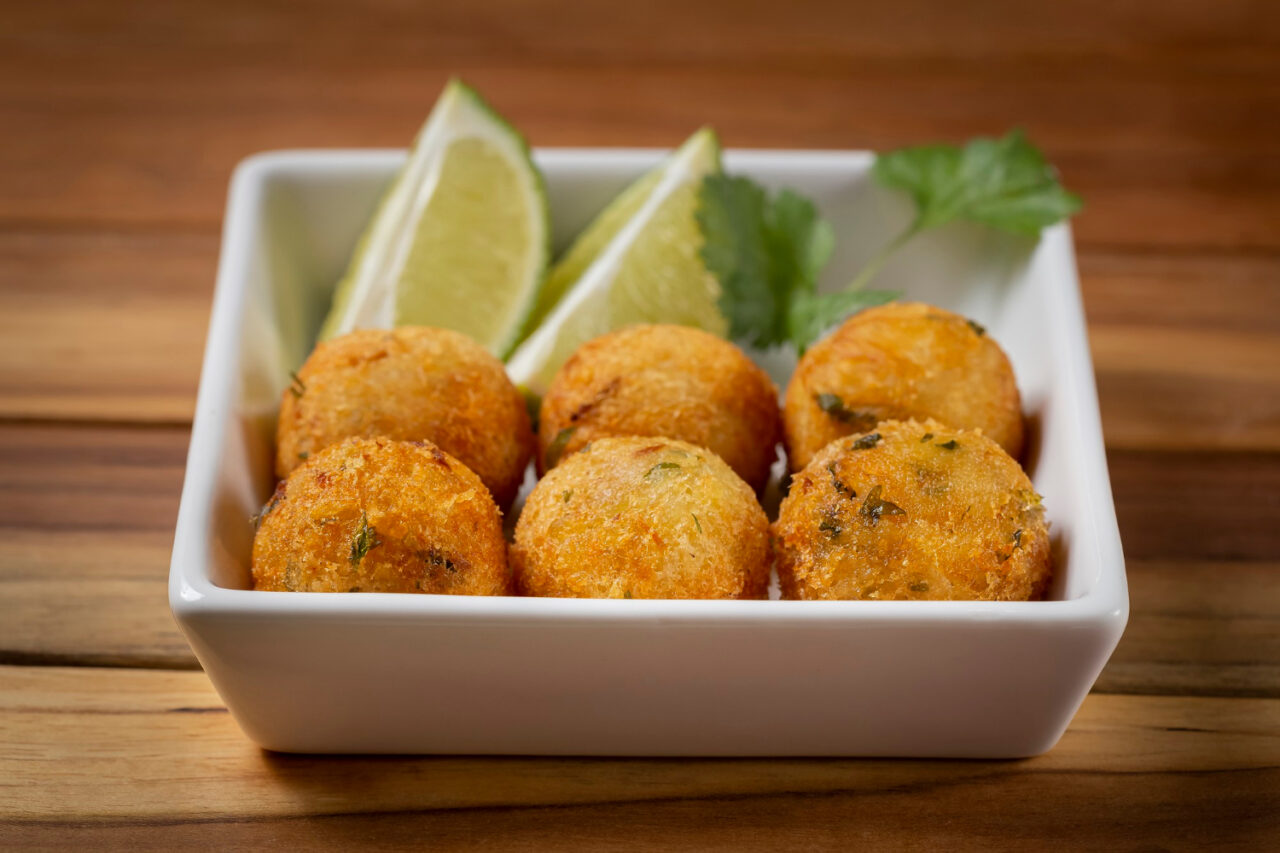 Bolinho de peixe que tem gosto de infância e festa boa