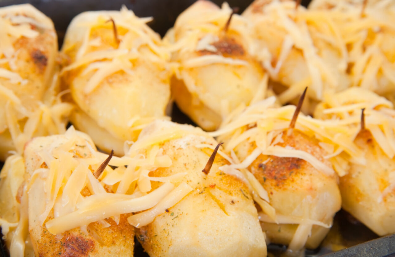 Pão recheado fofinho e dourado com recheio cremoso que surpreende em cada mordida